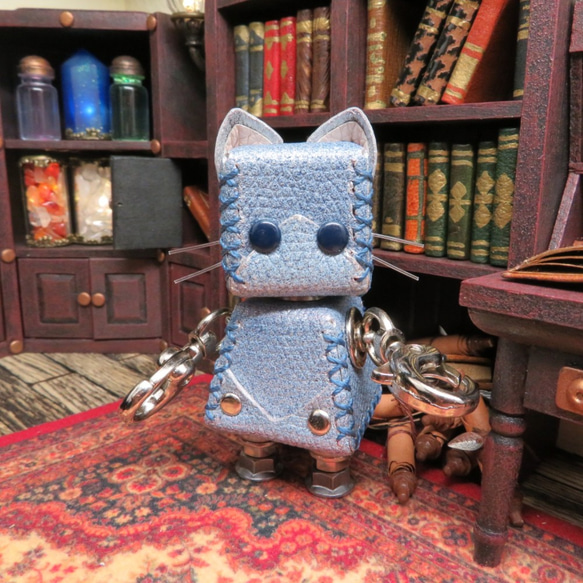 ネコ型革ロボット レザキャット (水色) 3枚目の画像