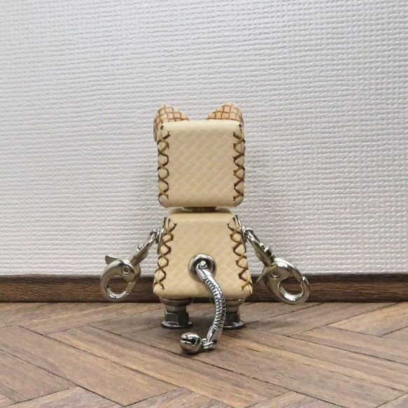 ネコ型革ロボット レザキャット（ベージュ）暦堂 6枚目の画像