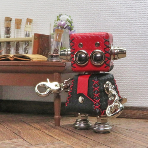 革で出来たロボットレザボット（赤×黒）暦堂 その他置物 革ロボット 暦