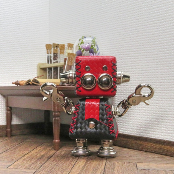 革で出来たロボットレザボット（赤×黒）暦堂 3枚目の画像