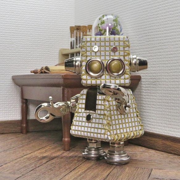 革で出来たロボット レザボット（白）暦堂 1枚目の画像