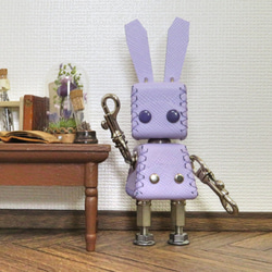 ウサギ型革ロボット レザビット（藤色）暦堂 2枚目の画像