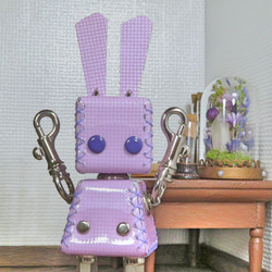 ウサギ型革ロボット レザビット（エナメルレザー:藤紫）暦堂 1枚目の画像