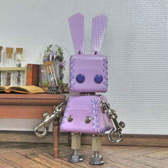 ウサギ型革ロボット レザビット（エナメルレザー:藤紫）暦堂 2枚目の画像