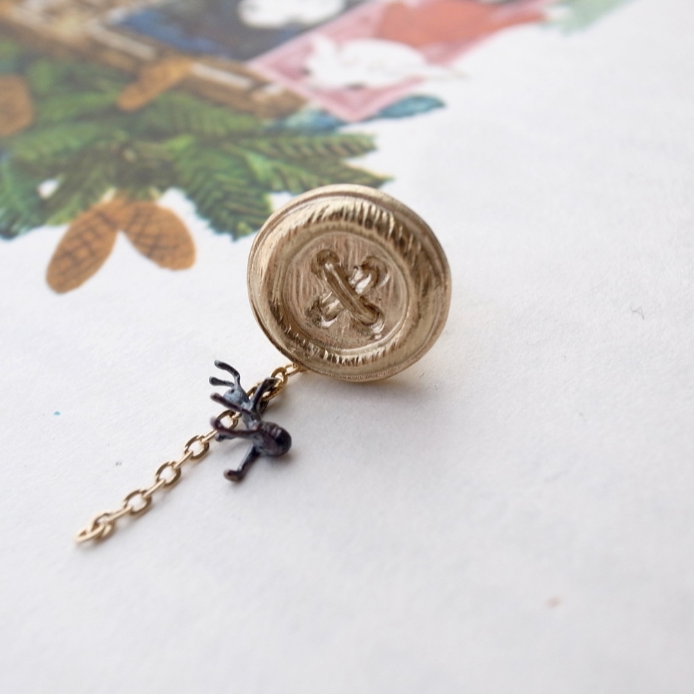 ボタンとありのブローチ(真鍮)（受注制作）