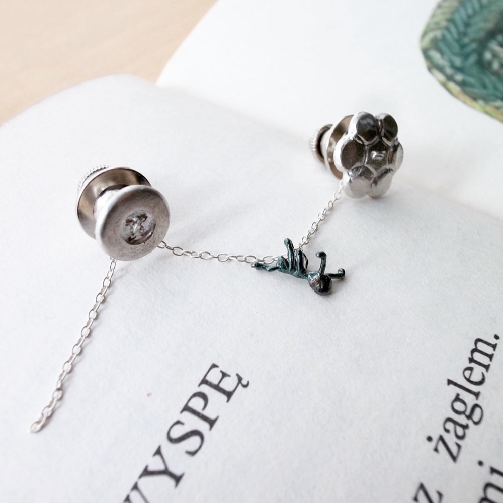 ふたつのボタンとありのブローチ(シルバー)（受注制作）