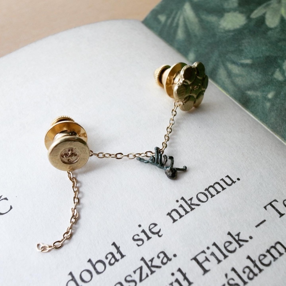 【冬のプレゼント企画開催中】ふたつのボタンとありのブローチ(真鍮)（受注制作）