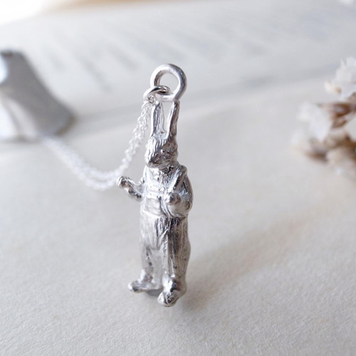受注制作】おばけのふりをするうさぎのネックレス（白仕上げ×シルバー