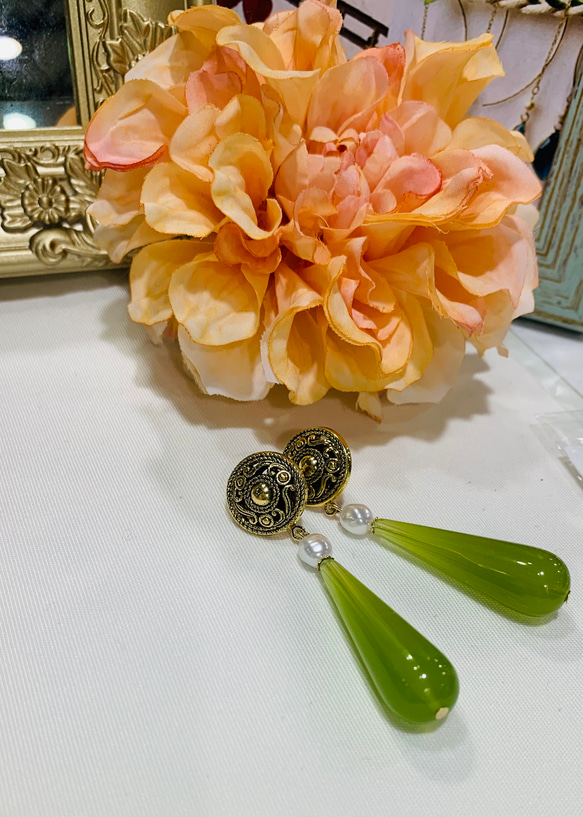 ヴィンテージ風ボタンと綺麗なオリーブグリーンのピアス（チタン） 2枚目の画像