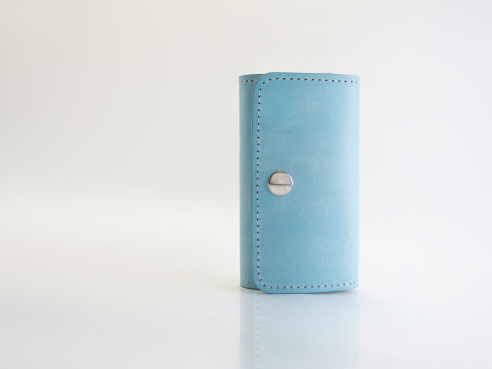 イタリアンレザーのキーケース（アイスランドブルー）　　MAINE（マイネ）