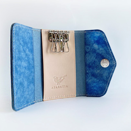 コバルトブルーのマグネット式キーケース（イタリアンレザー） キー