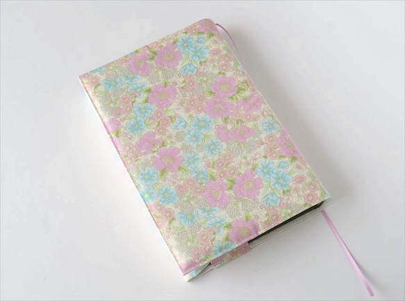 単行本ブックカバー　ピンクと青の花畑 1枚目の画像