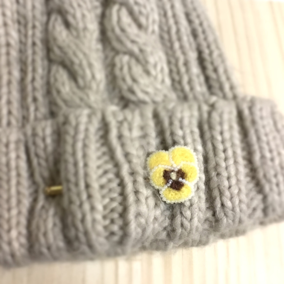 羊毛×ビーズ刺繍ビオラ❁﻿ハットピン 1枚目の画像