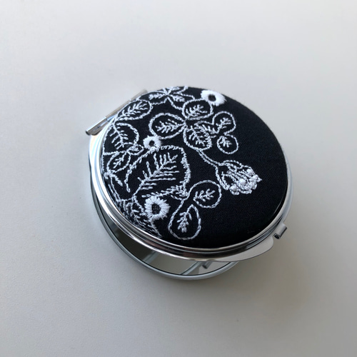 ミナペルホネン コンパクトミラー sometimes lucky 黒 クローバー