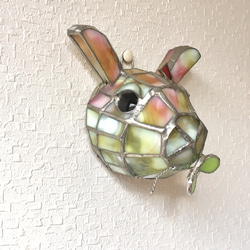 ステンドグラス ウサギの壁掛け イエロー&ピンク 1枚目の画像