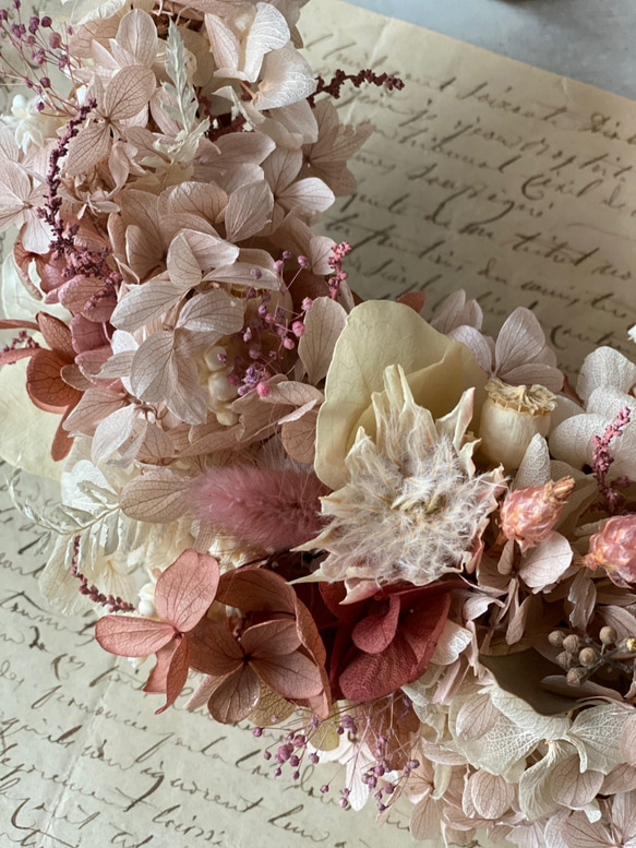 紫陽花のリース（ピンクベージュ） 　クリアケースラッピング付き　フラワーギフト　お祝い　プレゼン 4枚目の画像