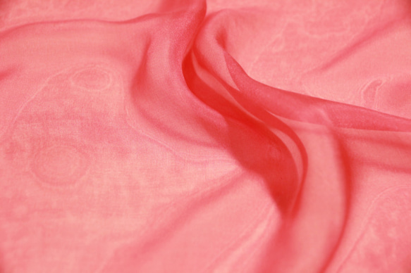 法式浪漫 細緻質感 亮麗粉紅素色雪紡絲巾 from a friend of mine 日本製作 第2張的照片