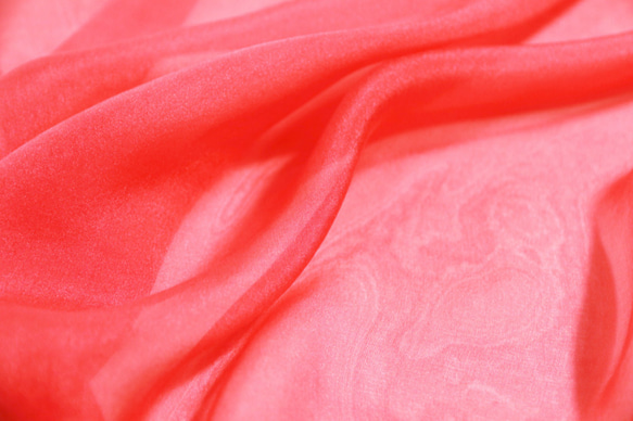 法式浪漫 細緻質感 亮麗粉紅素色雪紡絲巾 from a friend of mine 日本製作 第7張的照片