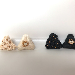 刺繍耳飾り ビーズ ピアス イヤリング さんかく ブラウン ネイビー ホワイト 1枚目の画像