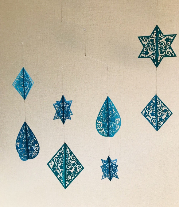 青い星としずくとダイヤのモビール (アンティーク装飾模様) 2枚目の画像