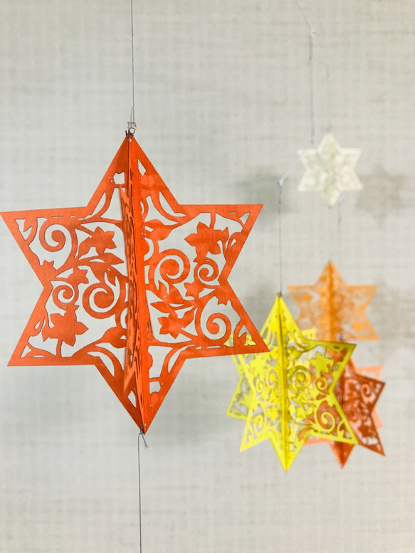 オレンジ色の星モビール (アンティーク装飾模様) 1枚目の画像