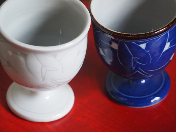 冷酒カップ　ペア（藍・白彫り花） 4枚目の画像