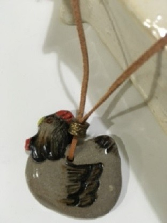 ニワトリのペンダント　陶器製 2枚目の画像
