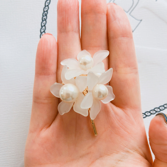 フラワーブーケ シンプルなお花のポニーフック クリアホワイト (ヘアフック ヘアカフ) 4枚目の画像