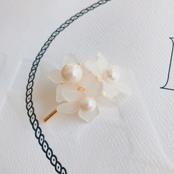 フラワーブーケ シンプルなお花のポニーフック クリアホワイト (ヘアフック ヘアカフ) 6枚目の画像