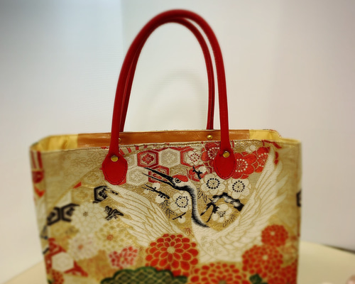 月末SALE‼️帯リメイクトートバッグ鶴濃赤大きめ¥6800→¥6000 月末SALE‼️帯リメイクトートバッグ鶴濃赤大きめ¥6800→¥6000
