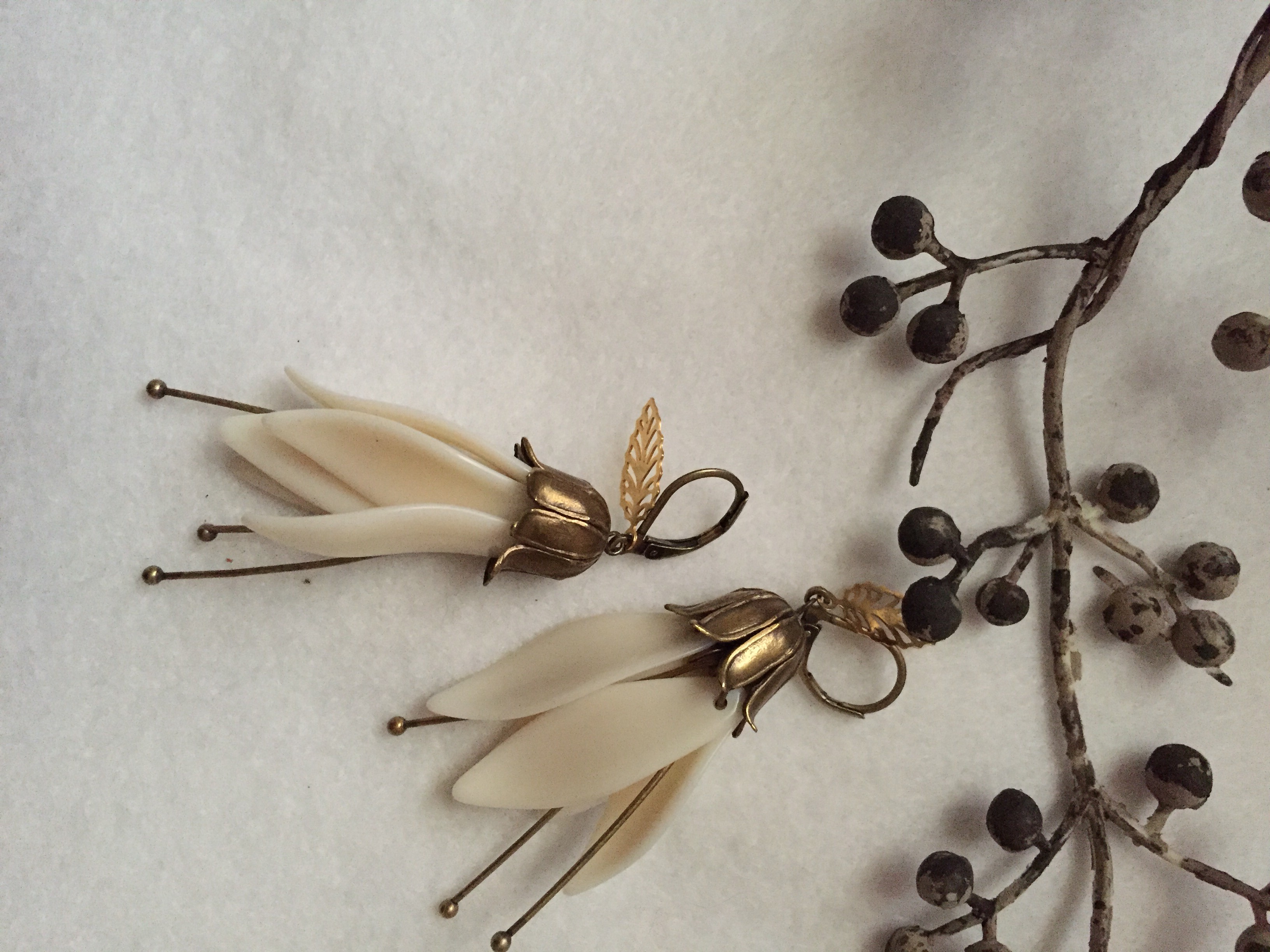 フランス製のパーツで ＊ お花モチーフのピアス(イヤリング)