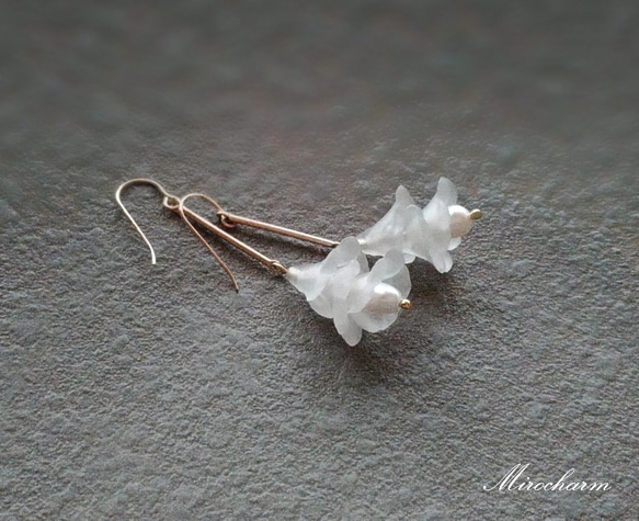 {14Kgf} *dreaming flowers* ロングフワラーピアス white 2枚目の画像