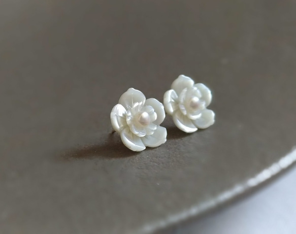{14Kgf} -les fleurs blanches- pearl white 天然シェルピアス 2枚目の画像