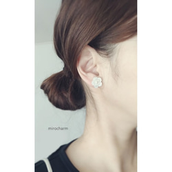 {14Kgf} -les fleurs blanches- pearl white 天然シェルピアス 3枚目の画像