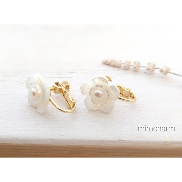 {14Kgf} -les fleurs blanches- pearl white 天然シェルピアス 5枚目の画像