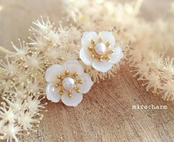 {14Kgf}*les fleurs blanches*天然シェルフラワーピアス 5枚目の画像