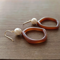 {14Kgf} BIG RING earrings ブラウン/ベージュ **marble stone** 2枚目の画像