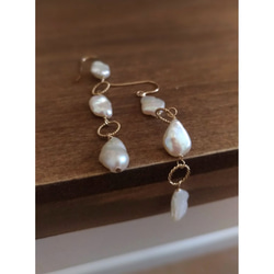 {14Kgf} **three pearls drops** 連パールピアス 2枚目の画像