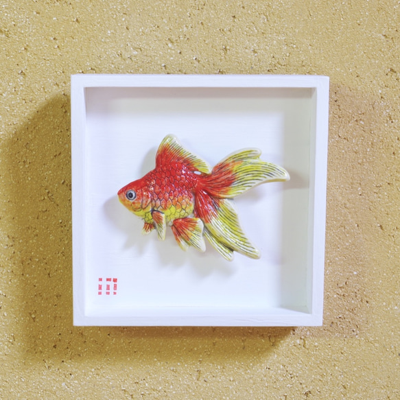 金魚ブローチ 赤黄  フレーム付き 1枚目の画像