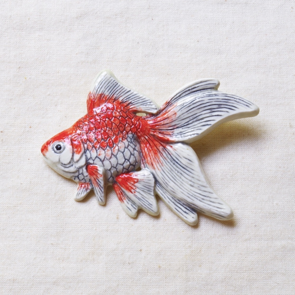金魚ブローチ  赤白 1枚目の画像