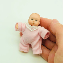 樹脂粘土ベビー　ミニチュア　赤ちゃん　女の子 2枚目の画像