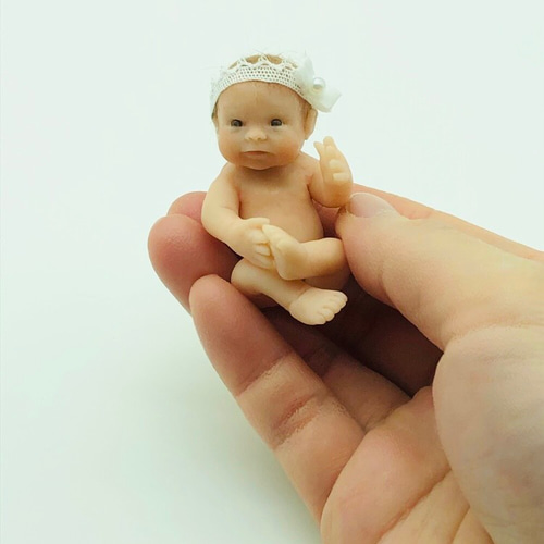 樹脂粘土ベビー ミニチュア 赤ちゃん ヘアバンドの女の子 その他人形