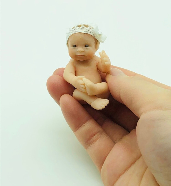 樹脂粘土ベビー　ミニチュア　赤ちゃん　ヘアバンドの女の子 1枚目の画像