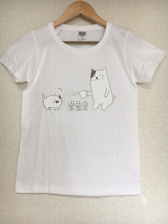 【特別企画・デニムのミニシュシュのおまけ付き‼︎】  花？に水やりをするお父さんネコTシャツ＊白＊女性用 1枚目の画像