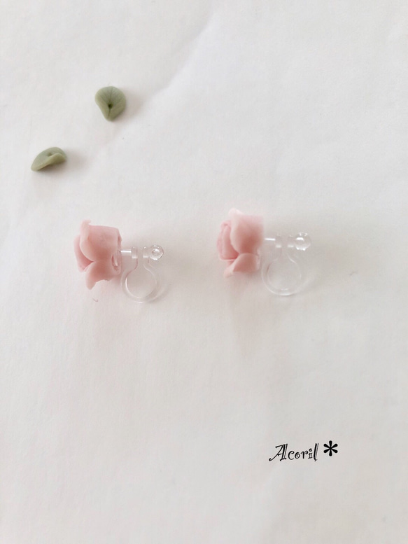 【再販】✨ワンポイントの薔薇がおしゃれなイヤリング(小) シェルピンク 5枚目の画像