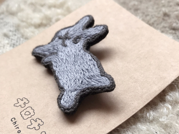 ぴょんぴょんウサギの手刺繍ブローチ(グレー) 3枚目の画像