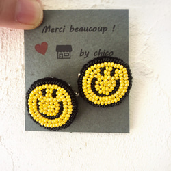 ビーズ刺繍のにこちゃんブローチ 4枚目の画像