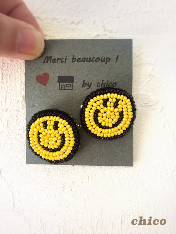 ビーズ刺繍のにこちゃんブローチ 4枚目の画像