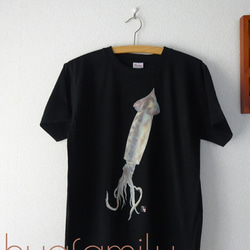 送料無料☆(M～ＸＬ)生イカさんTシャツ☆新作の黒！海と釣りといかが大好きなあなたに！日本画リアルな写生の烏賊Ｔシャツ☆ 2枚目の画像