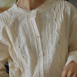 刺繍の繊細さに見惚れるシャツブラウス　刺繍入りコットン生地　レースシャツブラウス　ベージュ 2枚目の画像